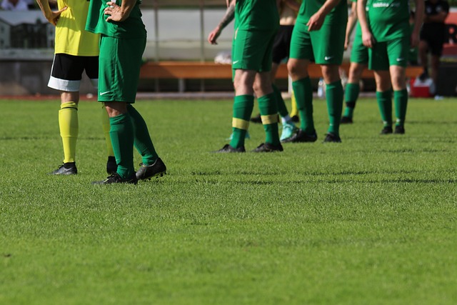 亚洲杯足球赛外围赛：我国雄狮队踢和香港队.